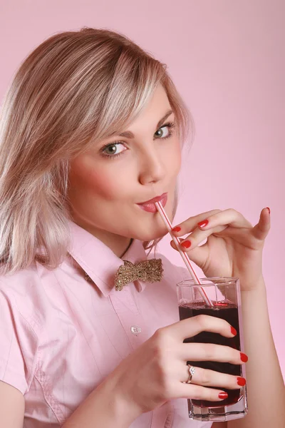 Attraktive junge Frau trinkt Saft — Stockfoto