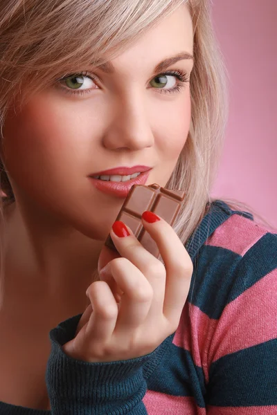Jovem belo adulto com chocolate — Fotografia de Stock
