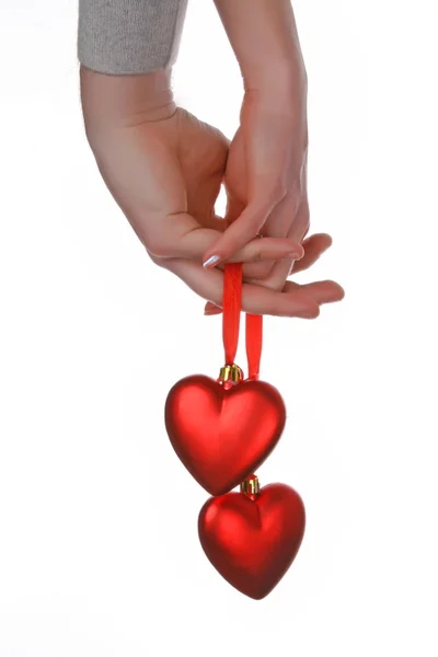 Dos manos sosteniendo corazones rojos — Foto de Stock
