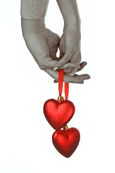 Duas mãos segurando corações vermelhos — Fotografia de Stock