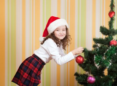 Noel ağacı için topu ile kız