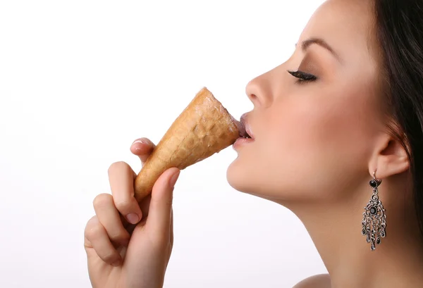 아이스크림을 먹는 여성 — 스톡 사진