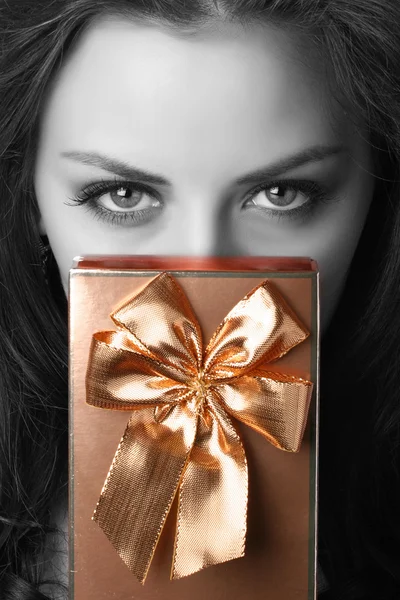 Portrait of woman with present — Stock Photo, Image