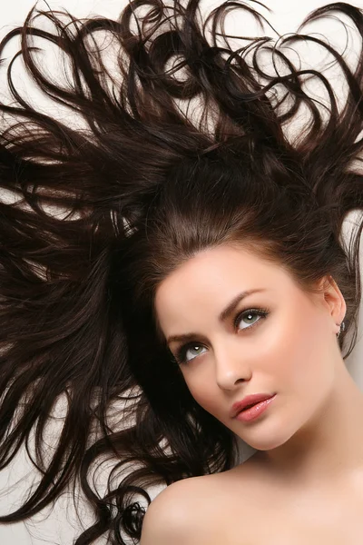 Vacker kvinna med ren glänsande hår — Stockfoto