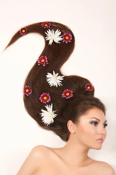 Femme avec des fleurs dans les cheveux — Photo