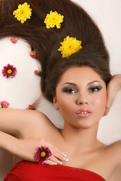 Mujer con flores en el pelo —  Fotos de Stock