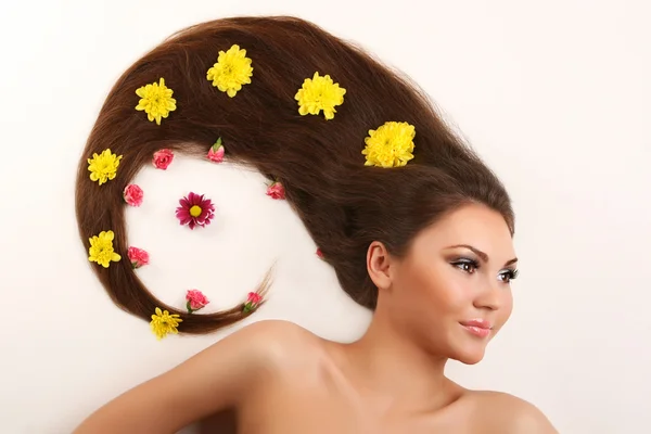 Žena s tekoucí vlasy — Stock fotografie