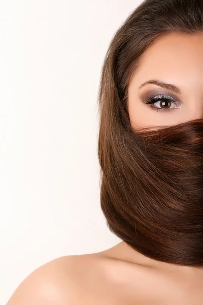 Femme couverte de cheveux — Photo