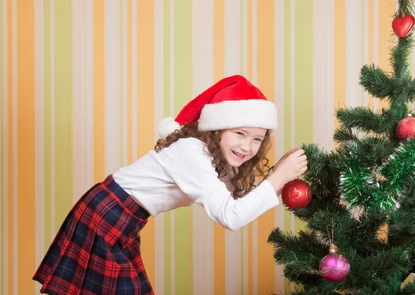 Dívka v blízkosti vánoční strom — Stock fotografie