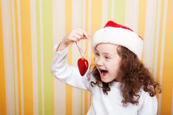 Chica sosteniendo juguete árbol de Navidad — Foto de Stock