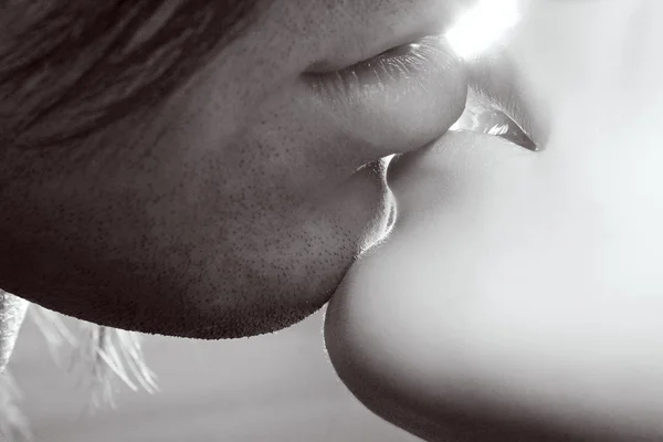 Couple kisses — Stock Photo, Image