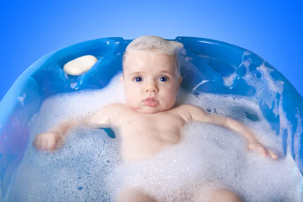 Baby entspannt sich in Badewanne — Stockfoto