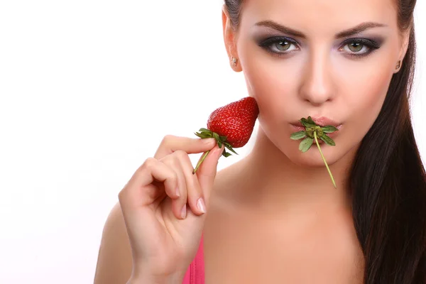 吃草莓的女人 — 图库照片