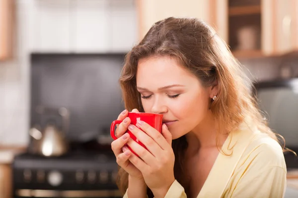 Pretty woman with cup of tea — Stock Photo, Image