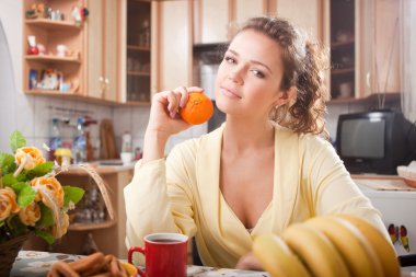 güzel bir kadın mutfakta