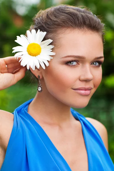 Girl with camomile — Stock Photo, Image