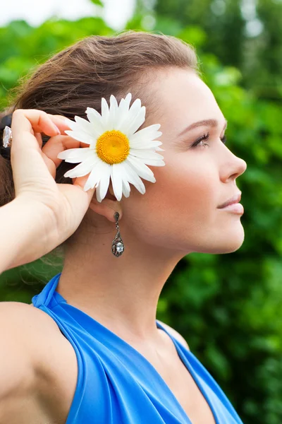 Weibliches Profil mit Blume — Stockfoto