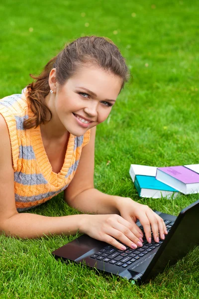 Söt flicka med laptop — Stockfoto