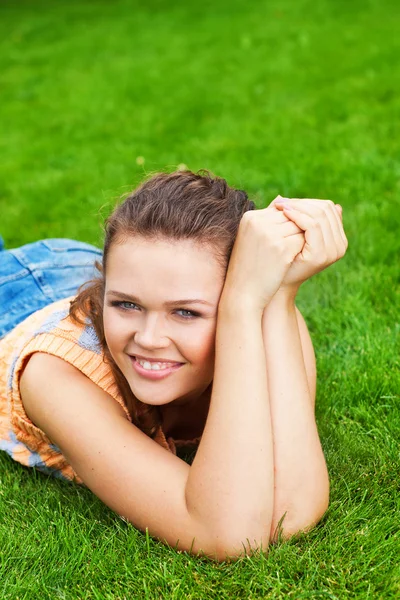 Ładna kobieta na trawie — Zdjęcie stockowe