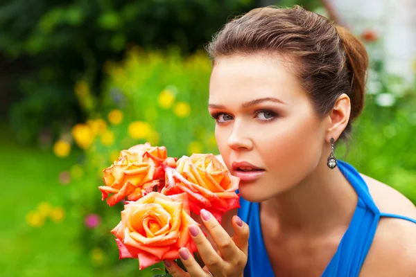 Жінка в синьому з трояндами — стокове фото