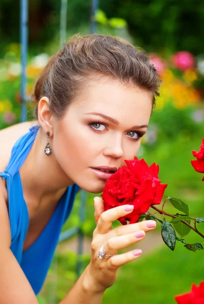 Dame mit Rose im Garten — Stockfoto
