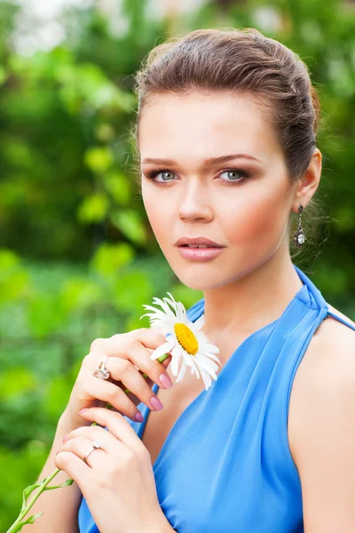 Hübsche Frau mit Blume im Garten — Stockfoto
