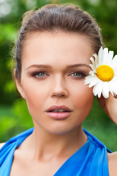 Gyönyörű nő virággal — Stock Fotó