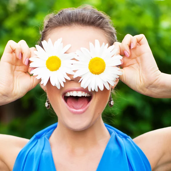 Woman with chamomile — Stock Photo, Image