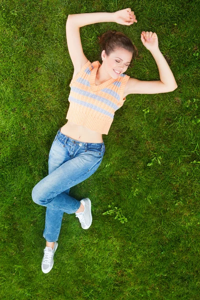 Menina na grama verde — Fotografia de Stock