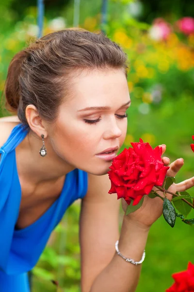 Nő vörös rózsával — Stock Fotó
