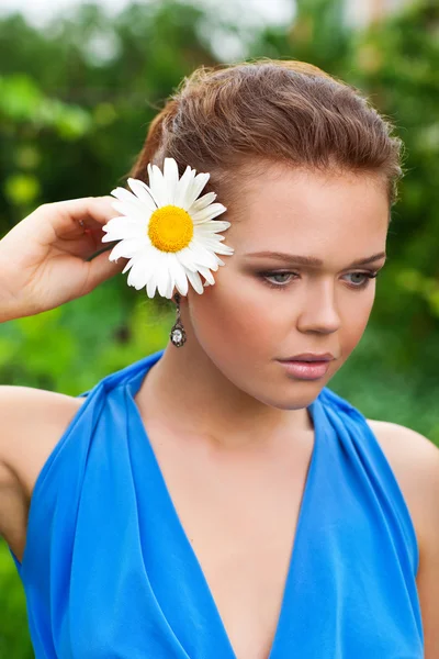 Pretty woman with camomile — Stock Photo, Image