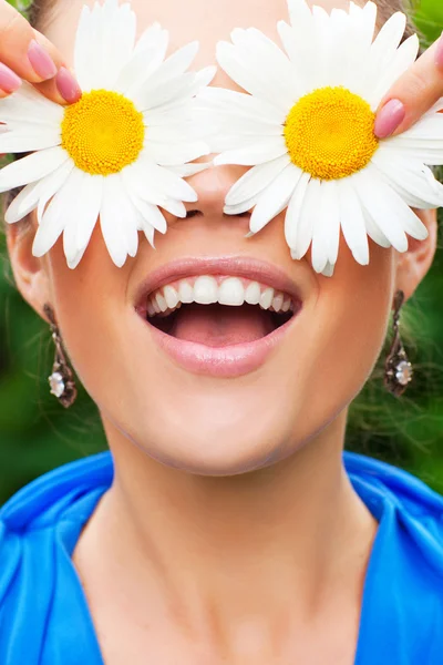 Positive portrait with camomile — Stock Photo, Image