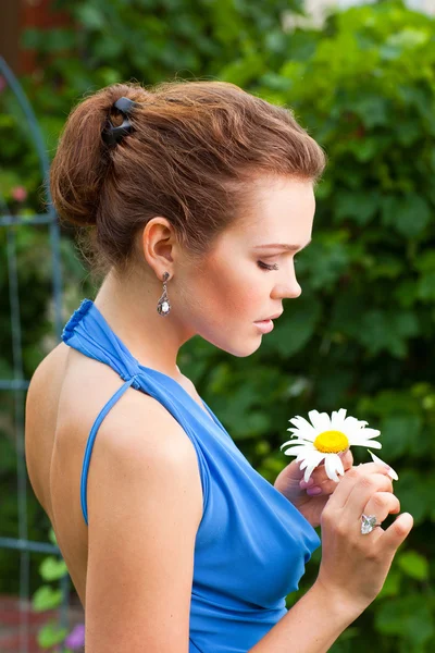 Lady with camomile — Stock Photo, Image