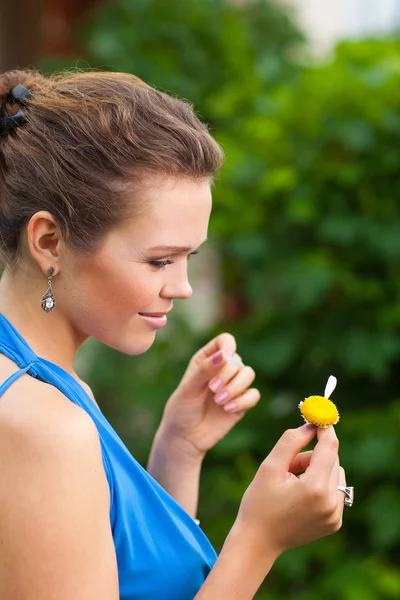 Lady with camomile — Stock Photo, Image