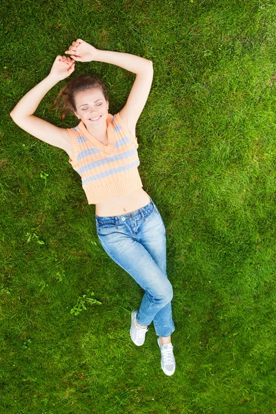 Девочка-подросток на траве — стоковое фото