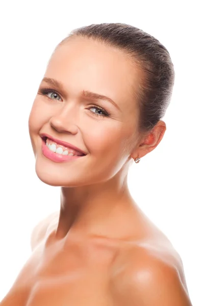 Vrouw in wit met glimlach — Stockfoto