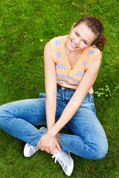 Ładna nastolatka na trawie — Zdjęcie stockowe