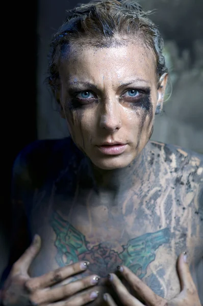 Mujer desnuda tatuada — Foto de Stock