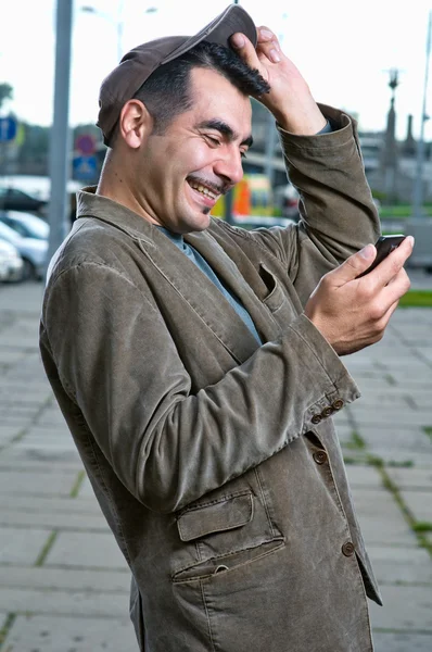 Szczęśliwy człowiek z telefonu komórkowego na zewnątrz — Zdjęcie stockowe