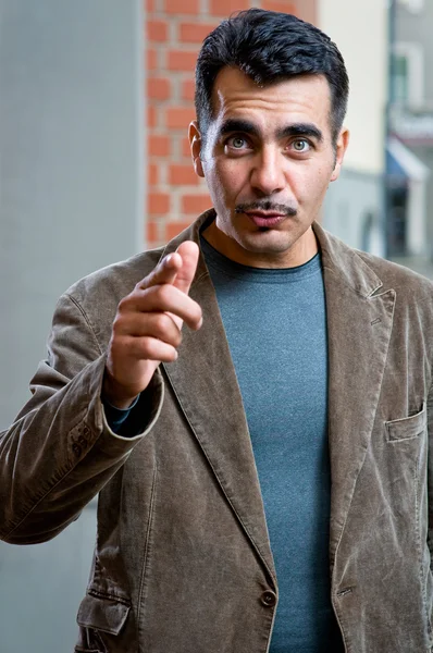 Mann zeigt mit dem Finger auf Zuschauer — Stockfoto