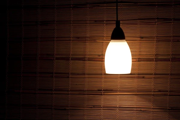 Lamp op bamboe achtergrond — Stockfoto