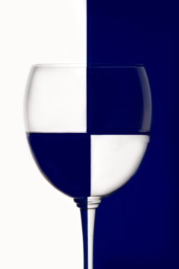 mavi ve beyaz şarap kadehi
