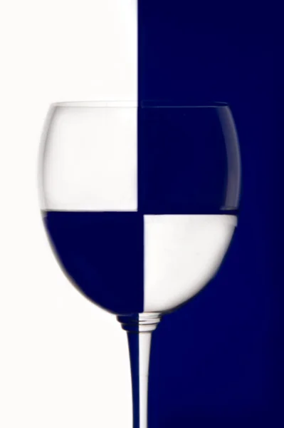 Copa de vino azul y blanco — Foto de Stock