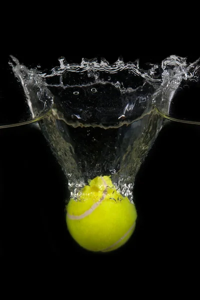Pelota de tenis cayó en el agua — Foto de Stock