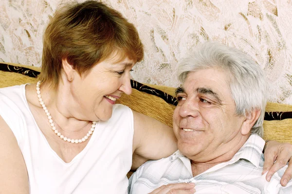 Пара пожилых людей — стоковое фото