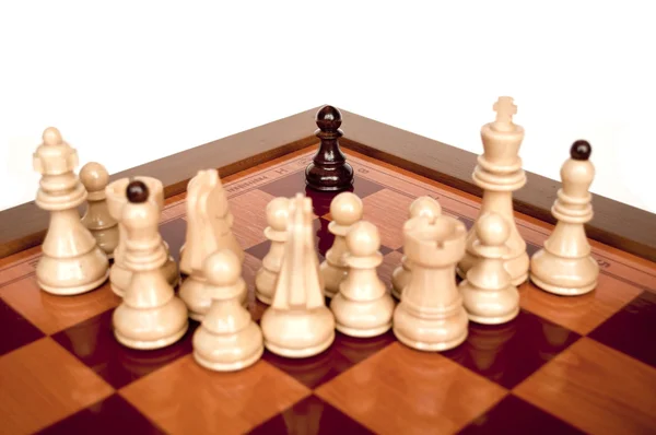Шахматы - концепция - один против всех  - — стоковое фото