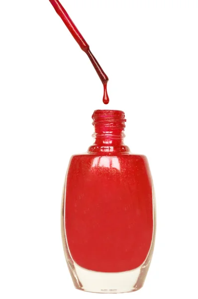 Rode nagellak druipend vanaf brush — Stockfoto