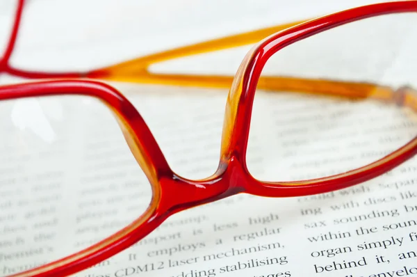 Lectura de gafas en libro —  Fotos de Stock