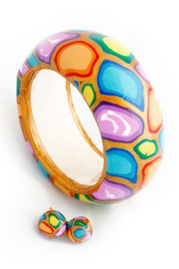 Özel variocolored bileklik ve küpe beyaz arka plan üzerinde