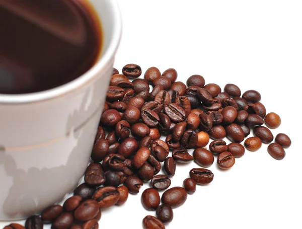 Grãos de café em xícara de café — Fotografia de Stock